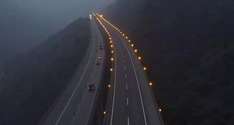 霧天行車安全常識(shí)_低能見(jiàn)度駕駛技巧_出行提示