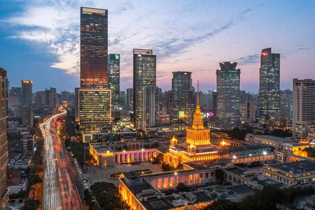 交警幫助老人繞行_限行_上海限行外地車(chē)政策