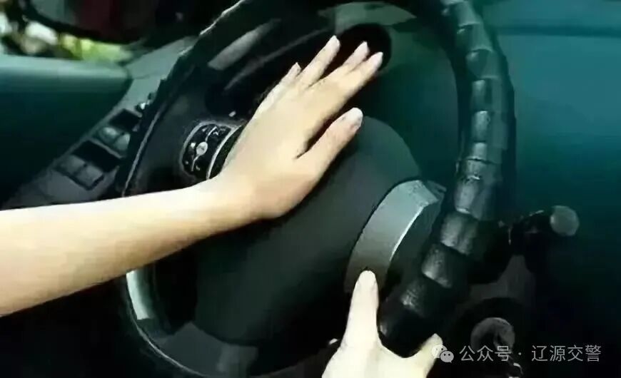 霧天行車安全常識(shí)_低能見(jiàn)度駕駛技巧_出行提示