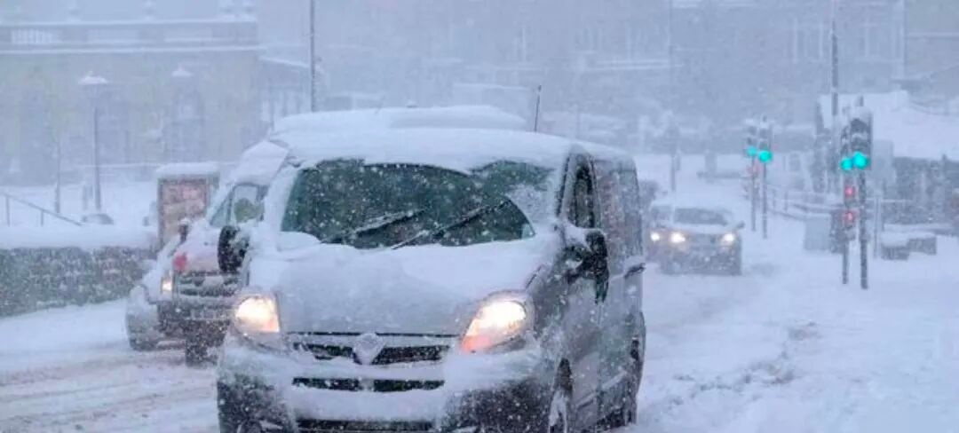 駕車出行清理車輛積雪檢查車燈剎車輪胎_駕駛過程中控制車速保持車距使用燈光謹(jǐn)慎轉(zhuǎn)彎_出行提示
