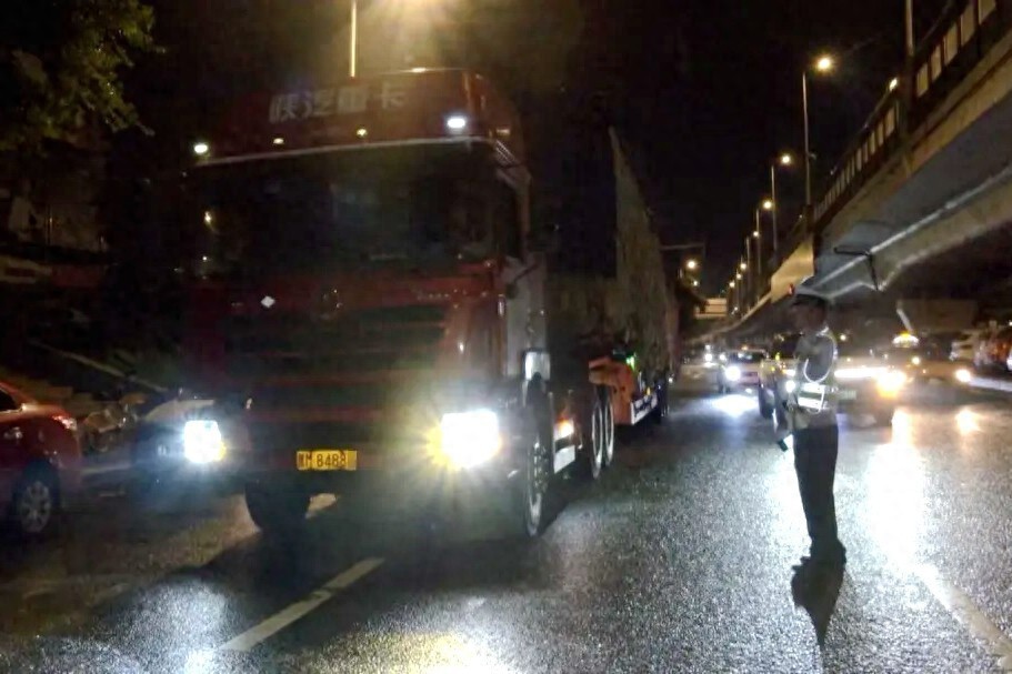 禁行_貨運(yùn)車輛超載整治行動(dòng)_哈爾濱市公安局交管部門(mén)夏季道路交通安全整治