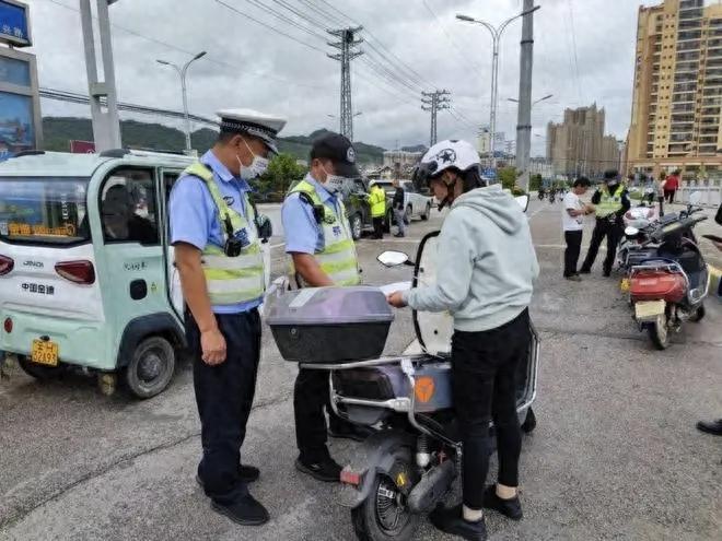 黃色臨時標(biāo)識牌禁行_禁行_電動車號牌新規(guī)