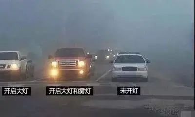 出行提示_繞車檢查車胎_雪天行車安全注意事項