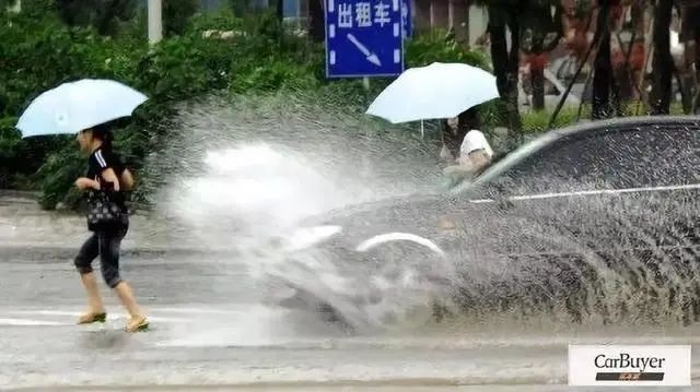 出行提示_梅河口市強降雨出行安全指南_雨天行車注意事項