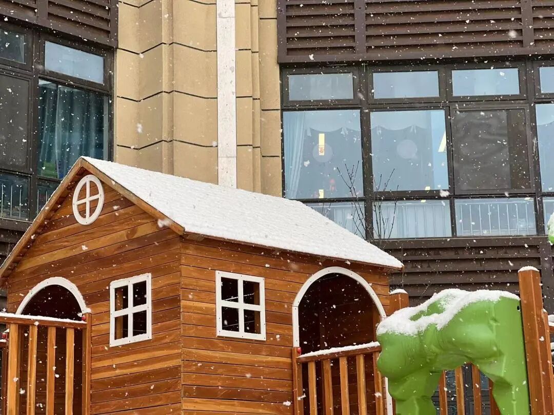 雪天行人注意事項(xiàng)_雪天出行安全駕駛_出行提示