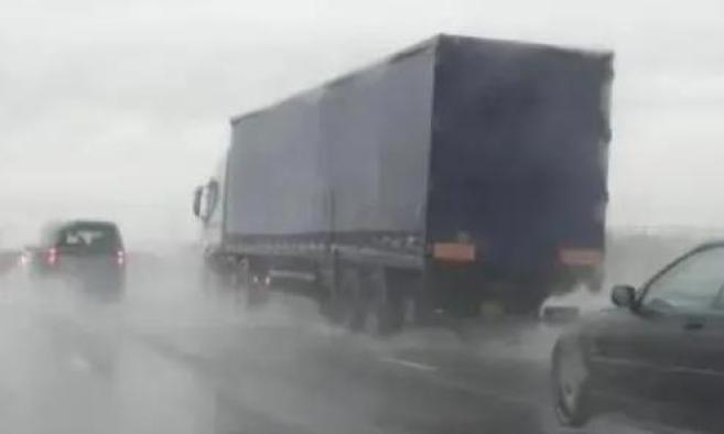 雨天行車(chē)安全_出行提示_雨季駕駛注意事項(xiàng)