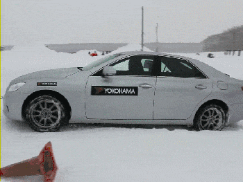雪天開(kāi)車控制車速_出行提示_雪天路面防滑駕駛技巧