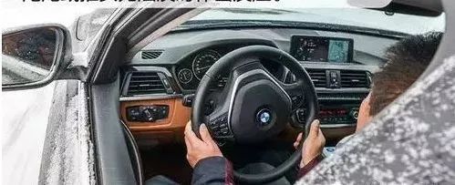 雪天出行安全注意事項_雪天步行防滑防摔防砸技巧_出行提示